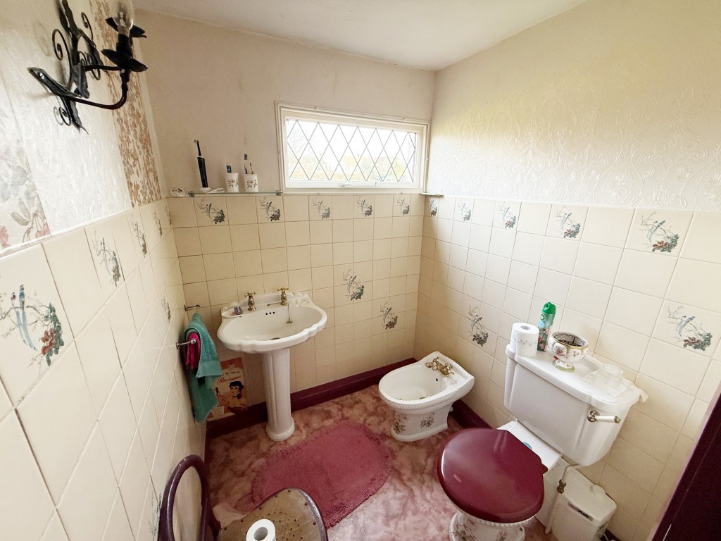 Lot: 155 - DETACHED BUNGALOW FOR IMPROVEMENT IN POPULAR LOCATION - En-suite facilities in Bedroom one